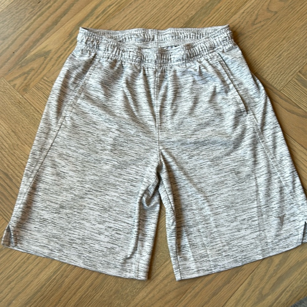 Boys Old Navy Athletic Shorts in Youth Large (10-12), Grey